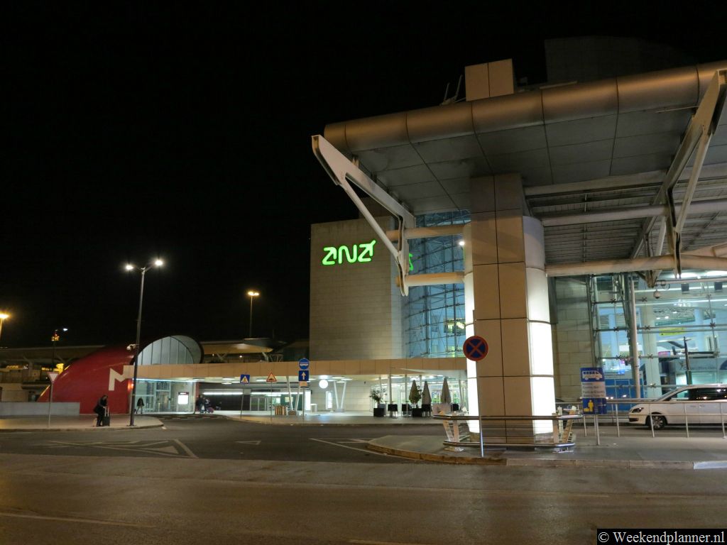 Het metrostation van het vliegveld ligt naast terminal 1. Je kunt bij de machines in het metrostation kaartjes voor het openbaar vervoer kopen en er is een loket. Tip: Het vliegveld van Lissabon.